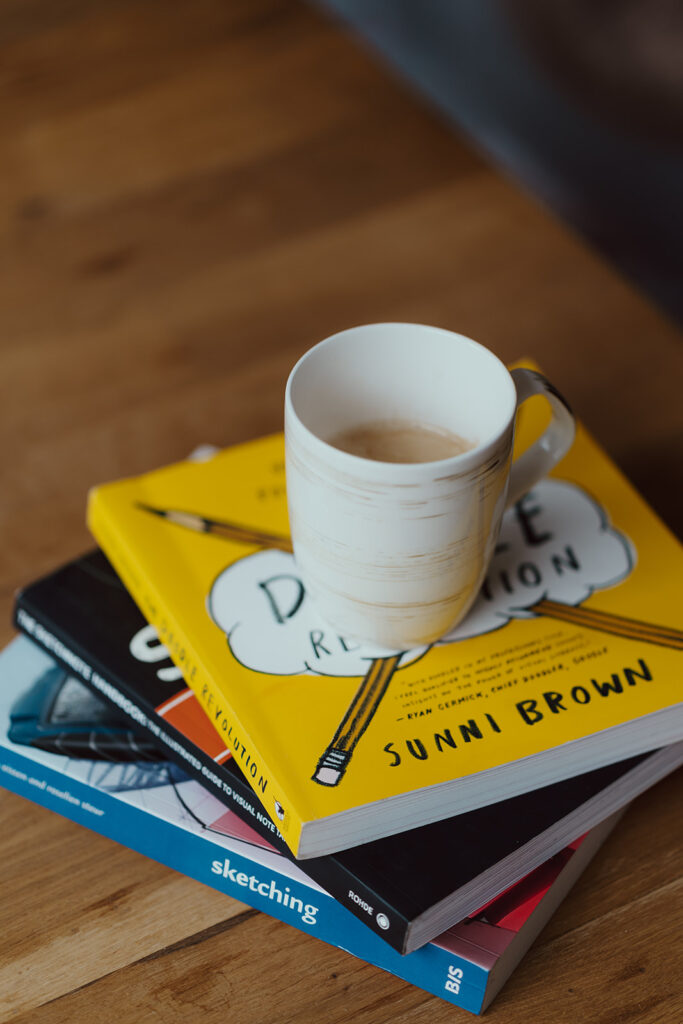 Kaffee mit Bücherstapel